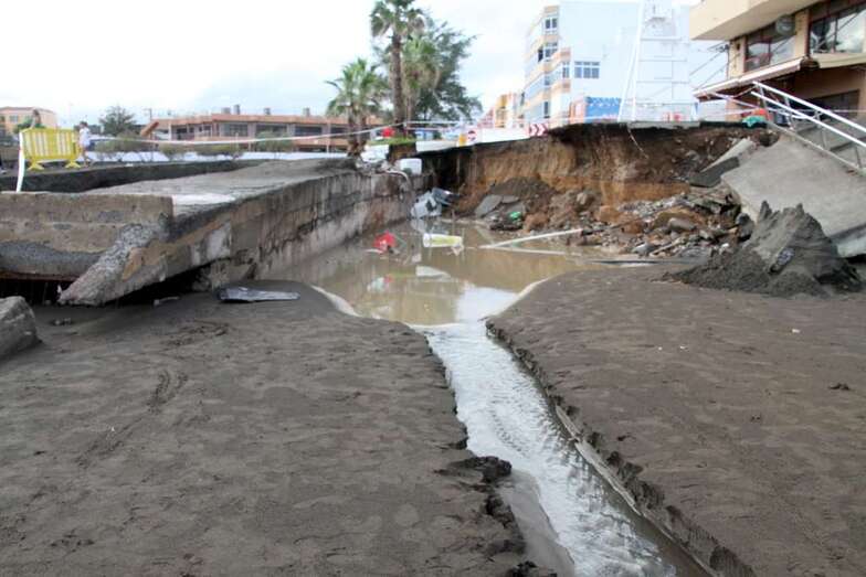 Daños del temporal de octubre de 2015 en la playa de La Garita (Foto Jesús Ruiz Mesa)